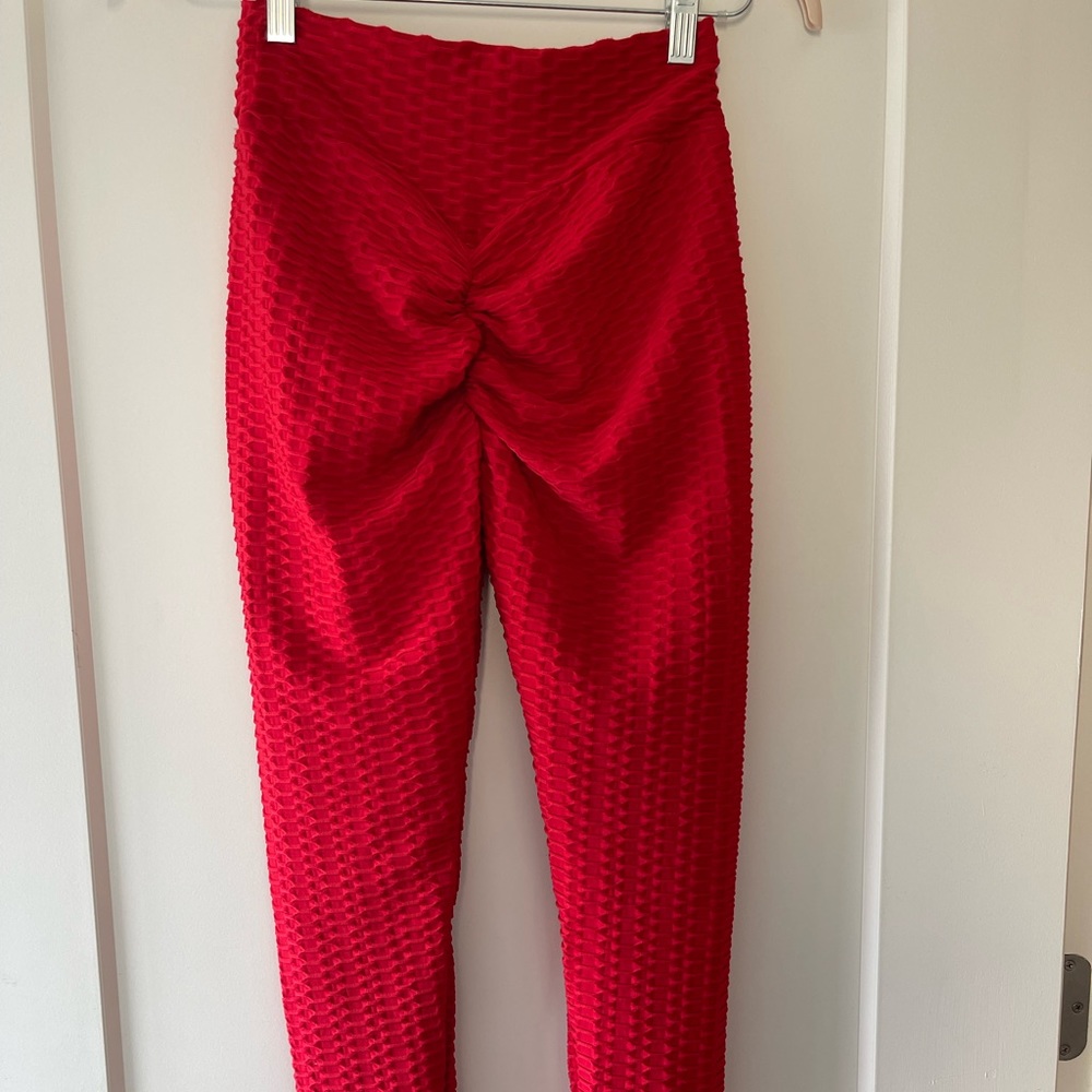 WAFFLE SKRUNCH red leggings!
